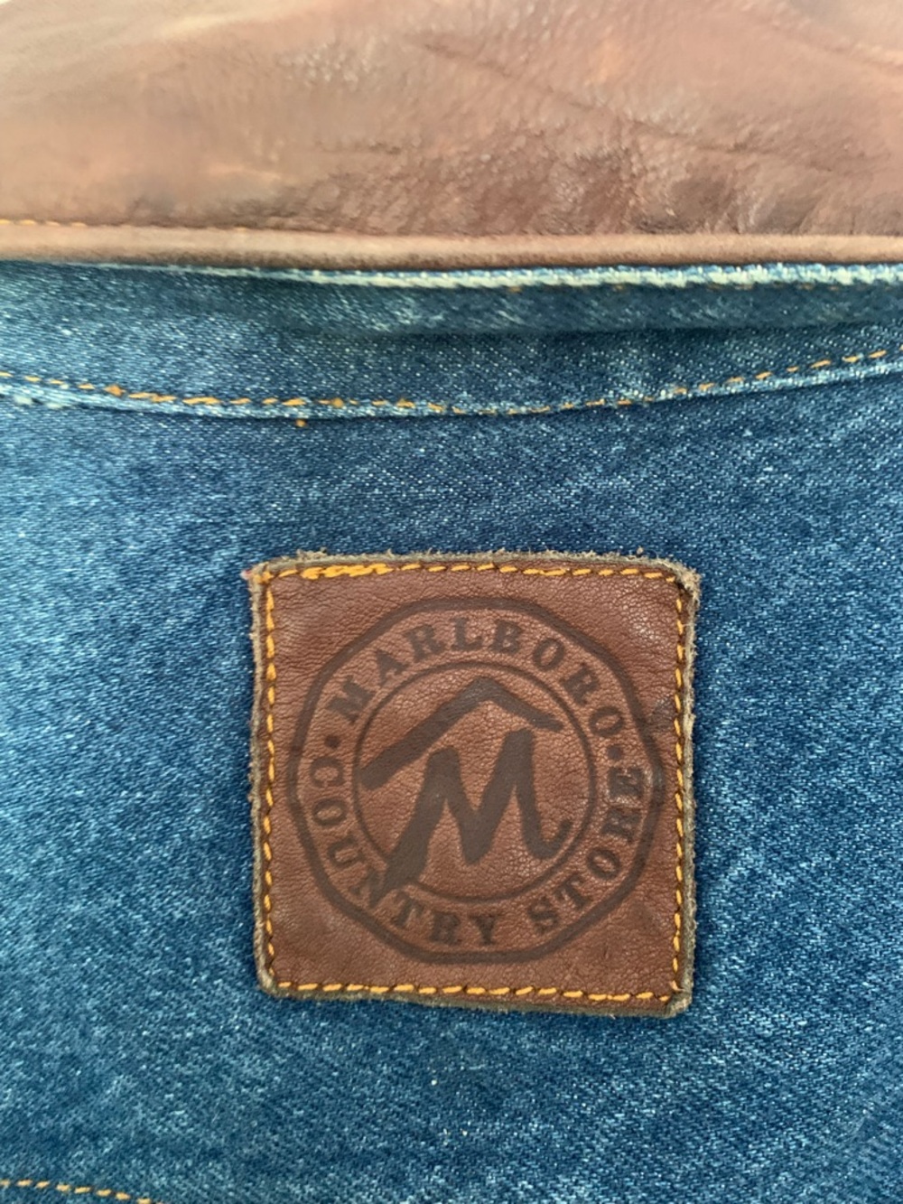 Rare Vintage Marlboro Truck Emblem Denim Jean Trucker Jacket Leather Collar 90s - Picture 11 of 15